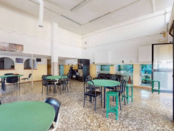 negozio in vendita a Bari in zona Picone