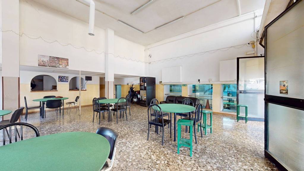 negozio in vendita a Bari in zona Picone