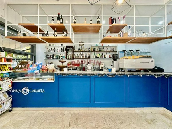 negozio in vendita a Bari in zona Libertà