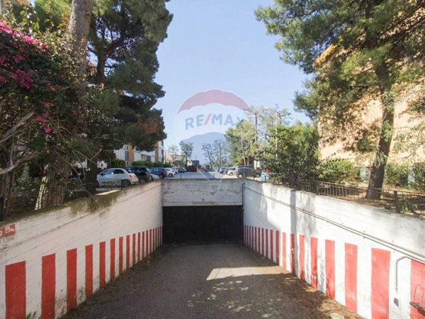 negozio in vendita a Bari in zona Carbonara