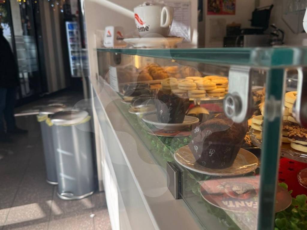 negozio in vendita a Bari in zona Mungivacca