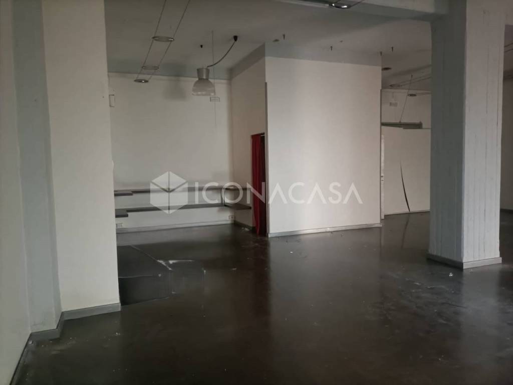 locale commerciale in vendita a Bari in zona Poggiofranco