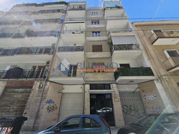 locale commerciale in vendita a Bari in zona Carrassi