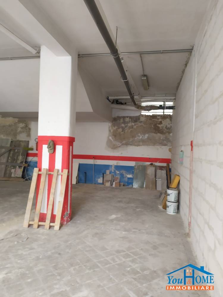 negozio in vendita a Bari in zona Carrassi