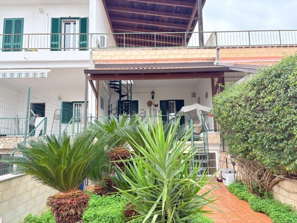 casa indipendente in vendita a Bari in zona Torre a Mare