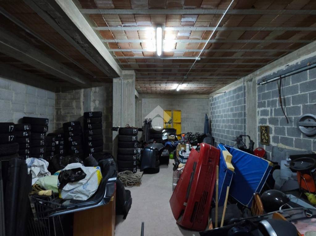 locale commerciale in vendita a Bari in zona Palese/Macchie