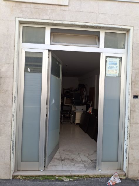 negozio in vendita a Bari in zona Carbonara