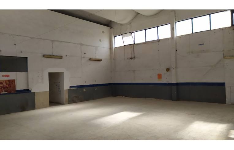 locale commerciale in vendita a Bari in zona Libertà