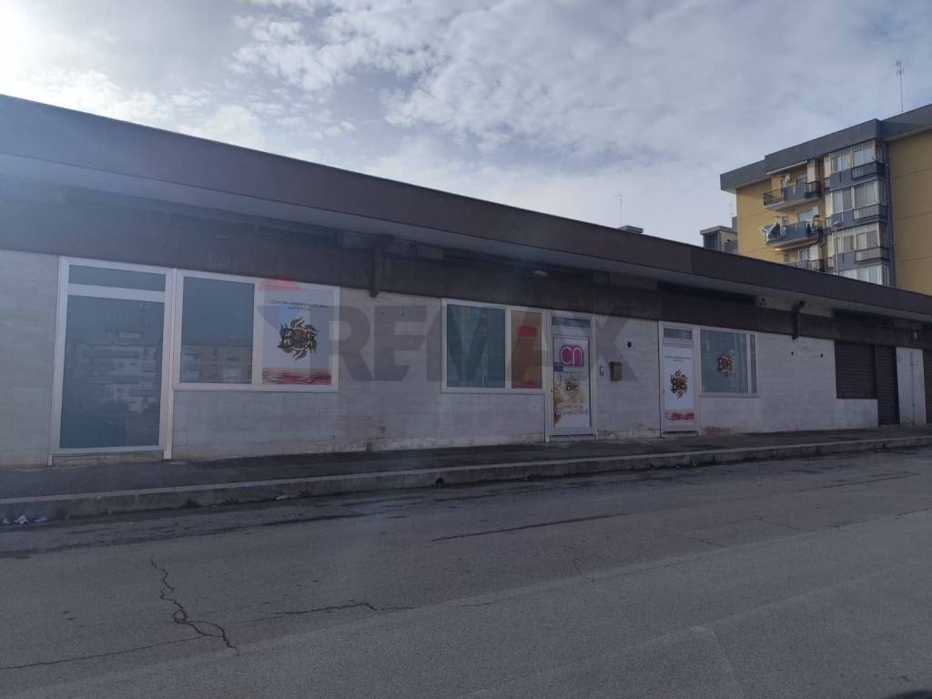 negozio in vendita a Bari in zona Japigia