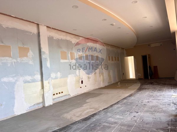 locale commerciale in vendita a Bari in zona Poggiofranco
