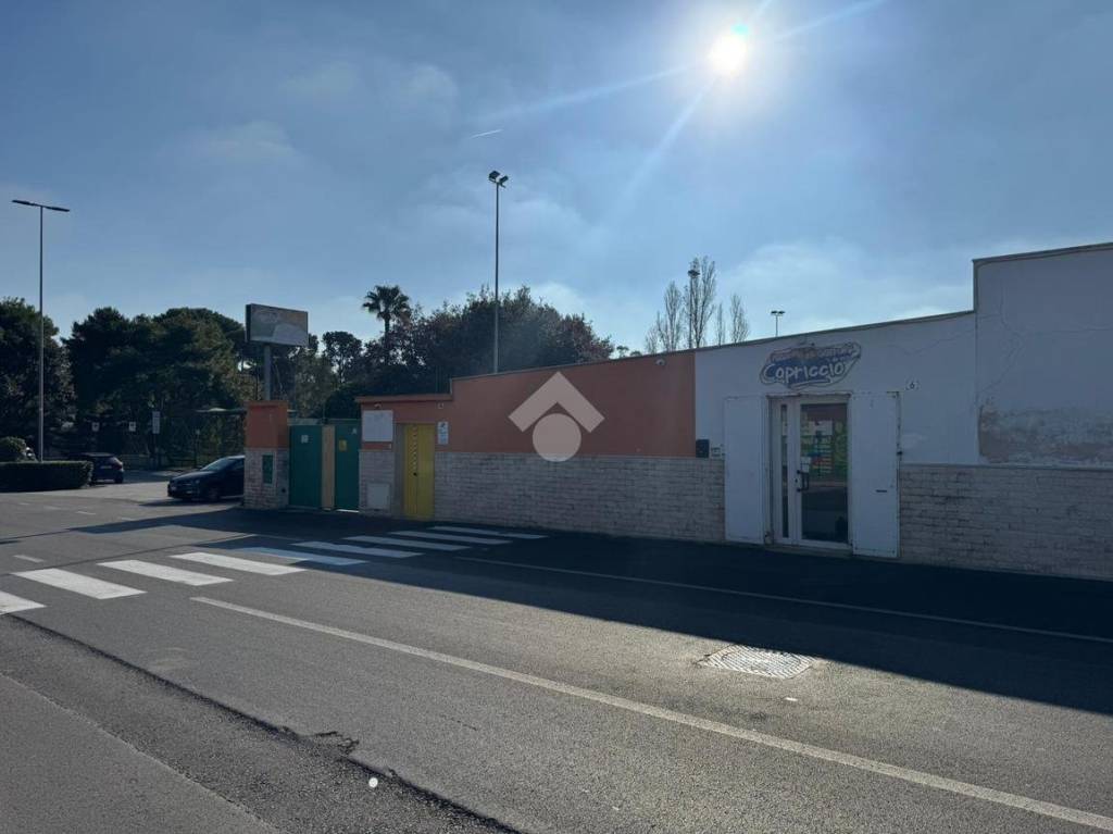 locale commerciale in vendita a Bari in zona San Girolamo