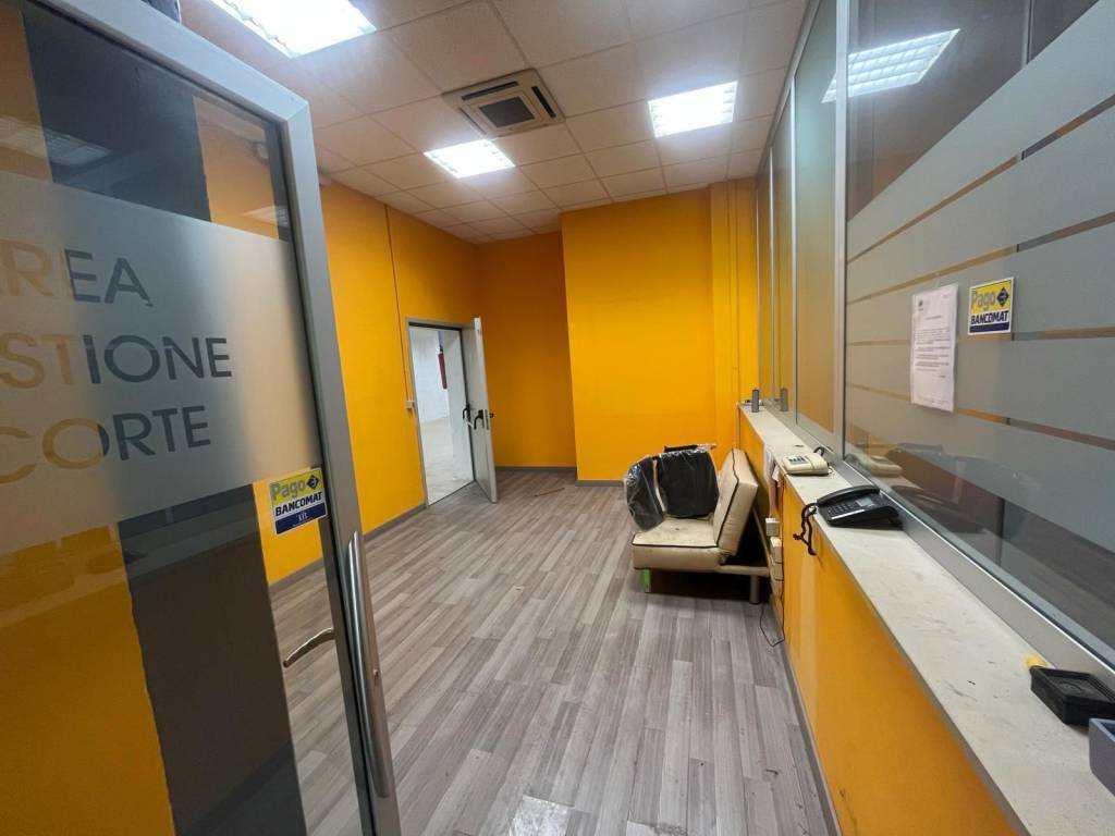 locale commerciale in vendita a Bari in zona Carbonara