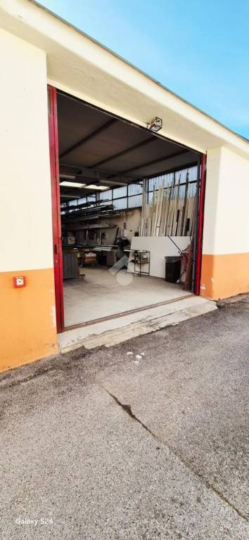 locale commerciale in vendita a Bari in zona Mungivacca