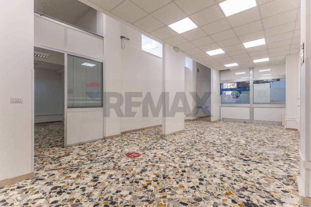 negozio in vendita a Bari in zona Madonnella