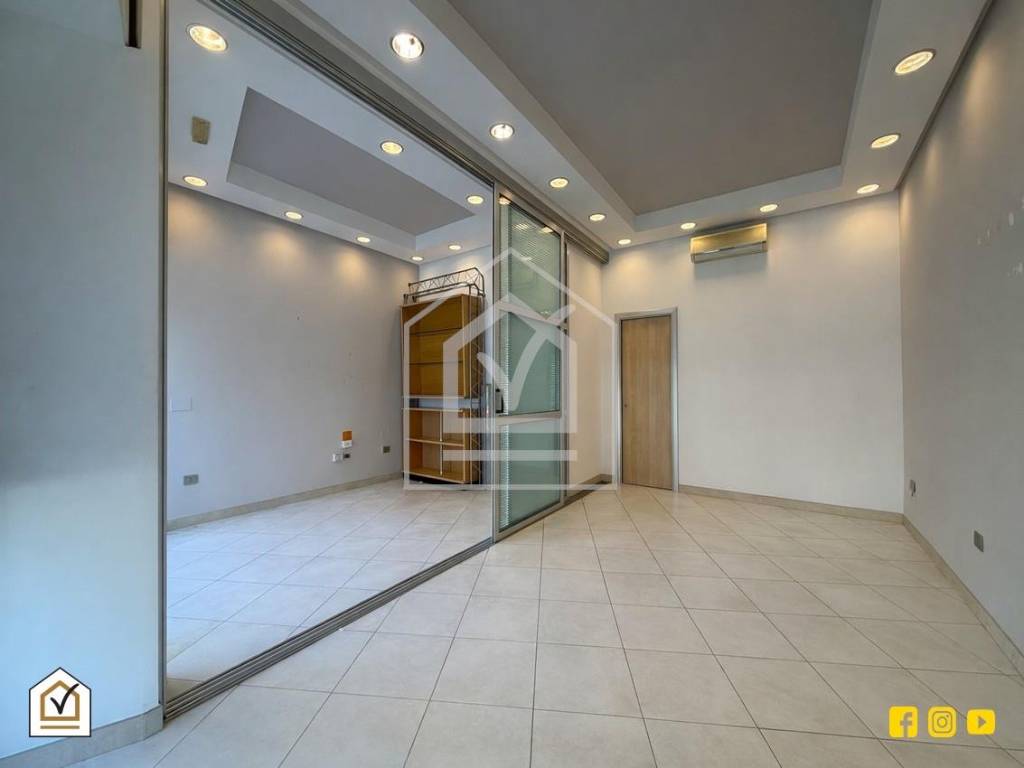 negozio in vendita a Bari in zona Carrassi