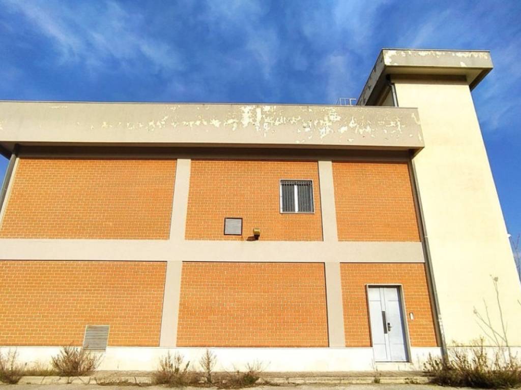 locale commerciale in vendita a Bari in zona Loseto