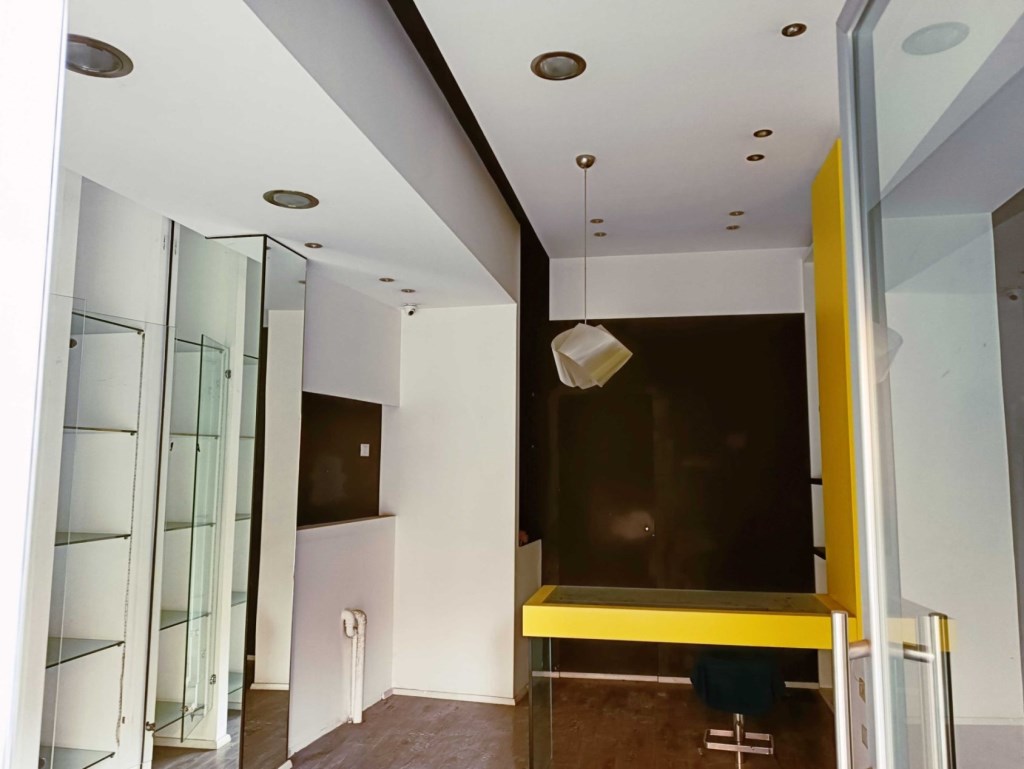 locale commerciale in vendita a Bari in zona Carrassi