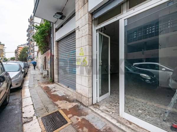 negozio in vendita a Bari in zona Picone