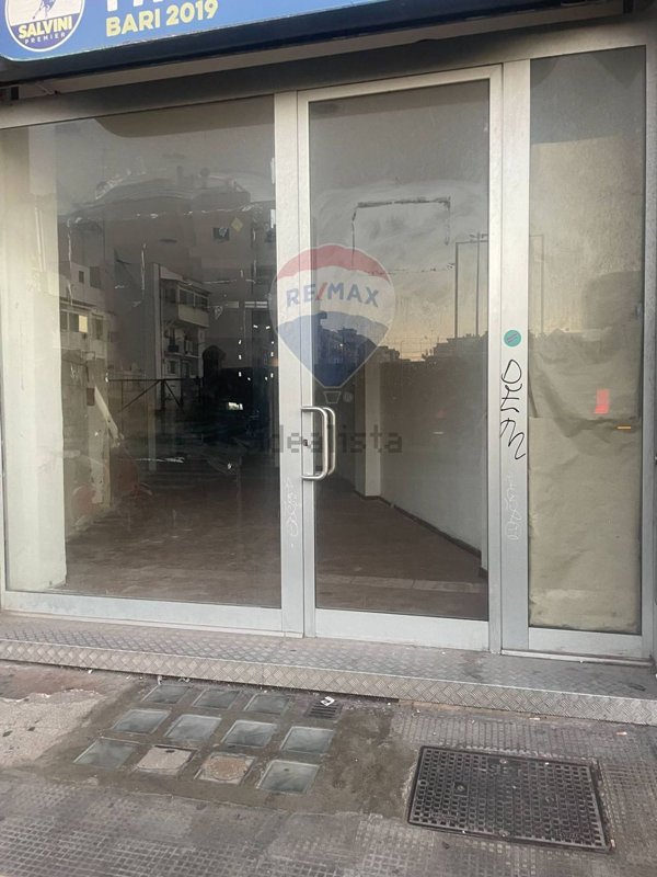 locale commerciale in vendita a Bari in zona Palese/Macchie