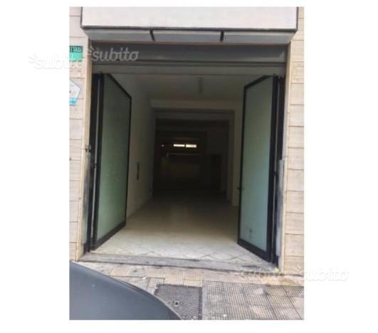 locale commerciale in vendita a Bari in zona Carrassi