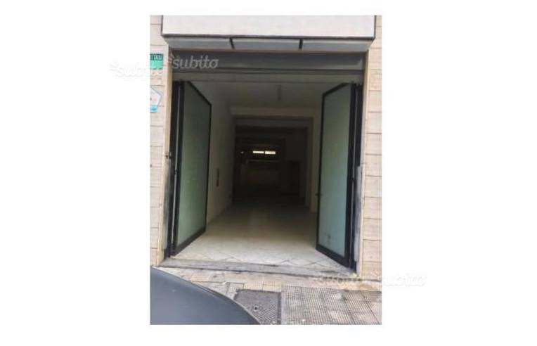 locale commerciale in vendita a Bari in zona Carrassi