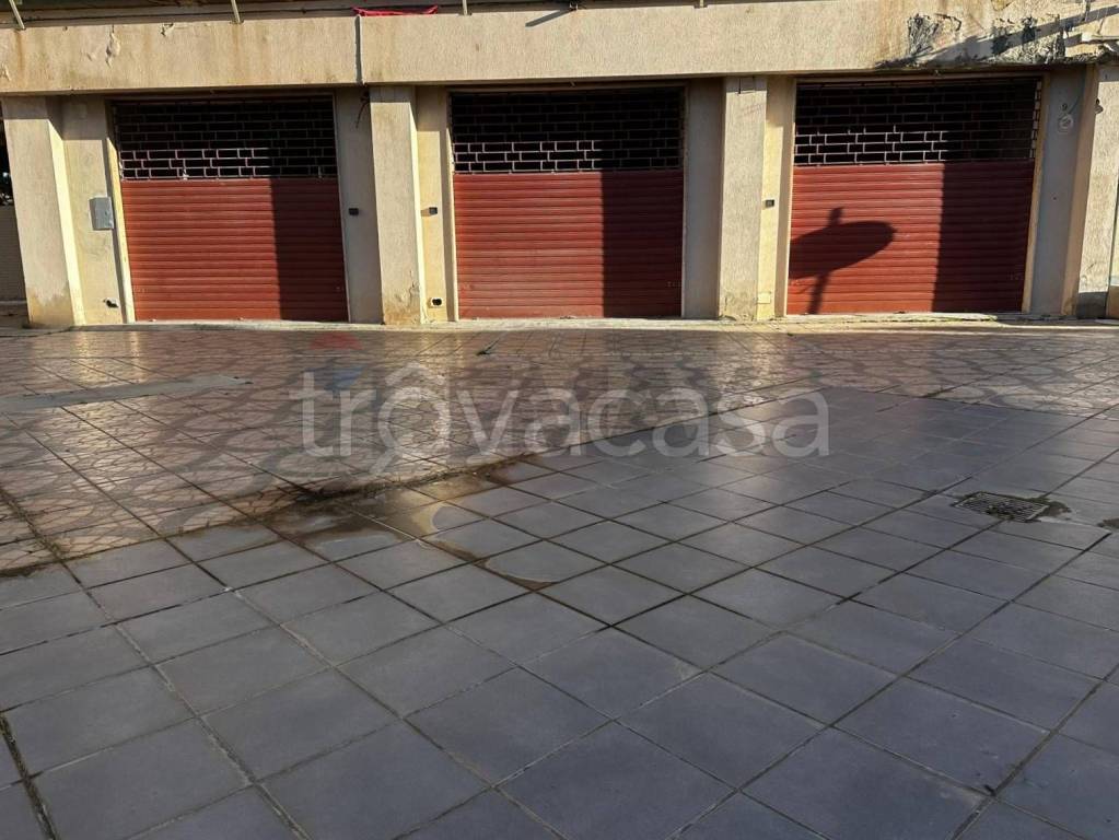 negozio in vendita a Bari in zona Picone