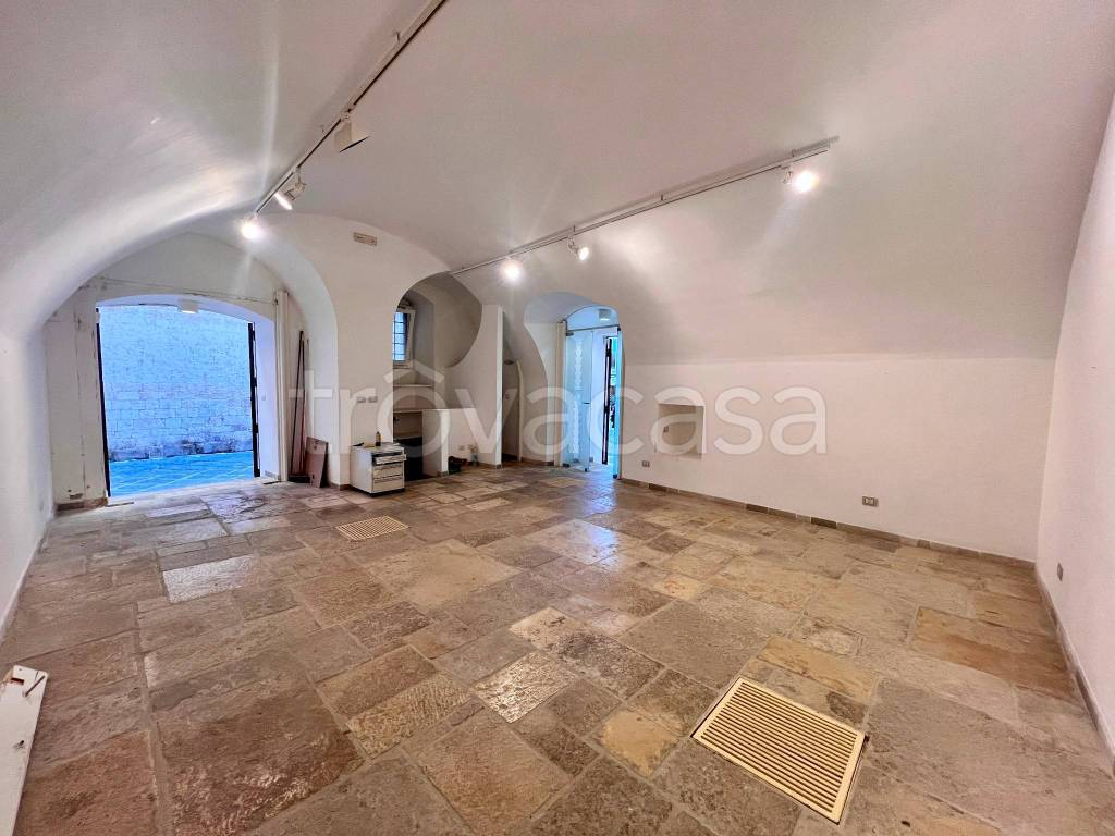 negozio in vendita a Bari in zona Città Vecchia