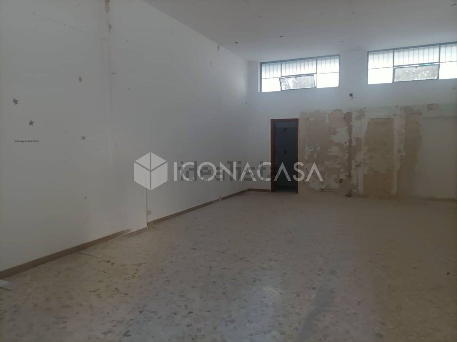 locale di sgombero in vendita a Bari in zona Picone