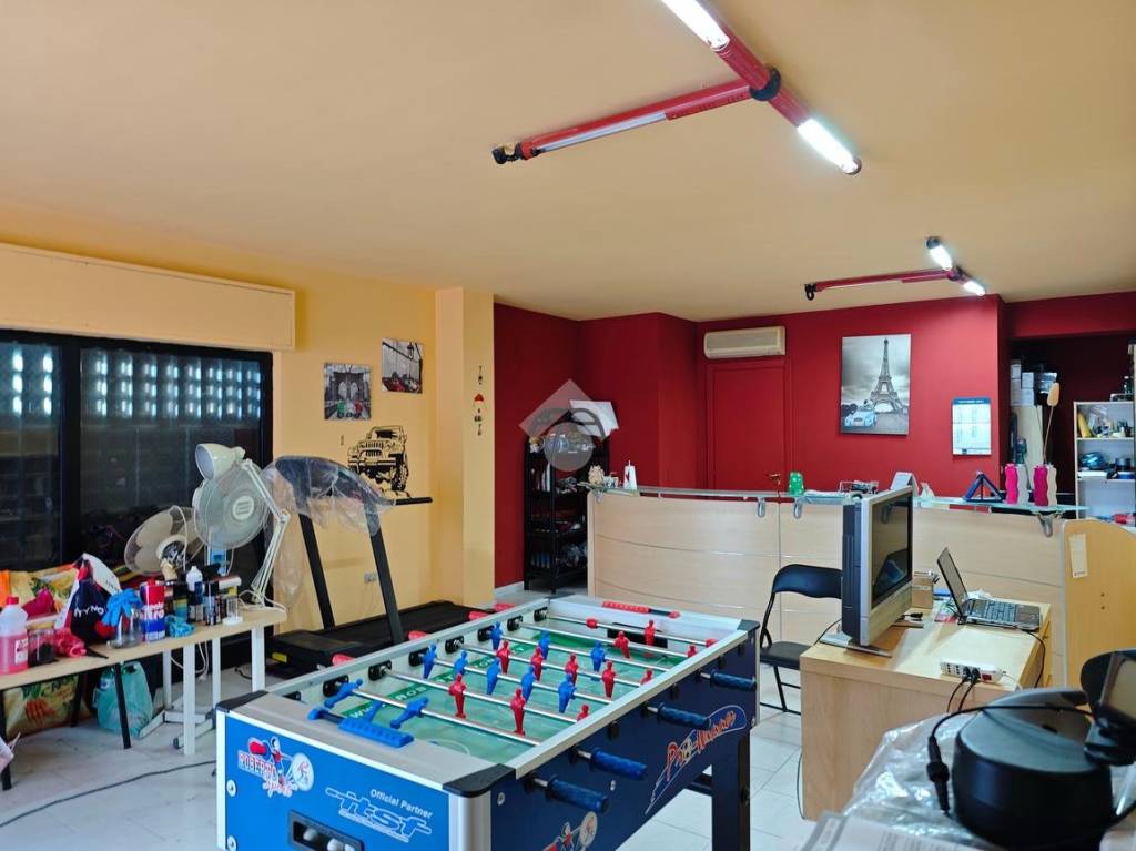 negozio in vendita a Bari in zona Palese/Macchie
