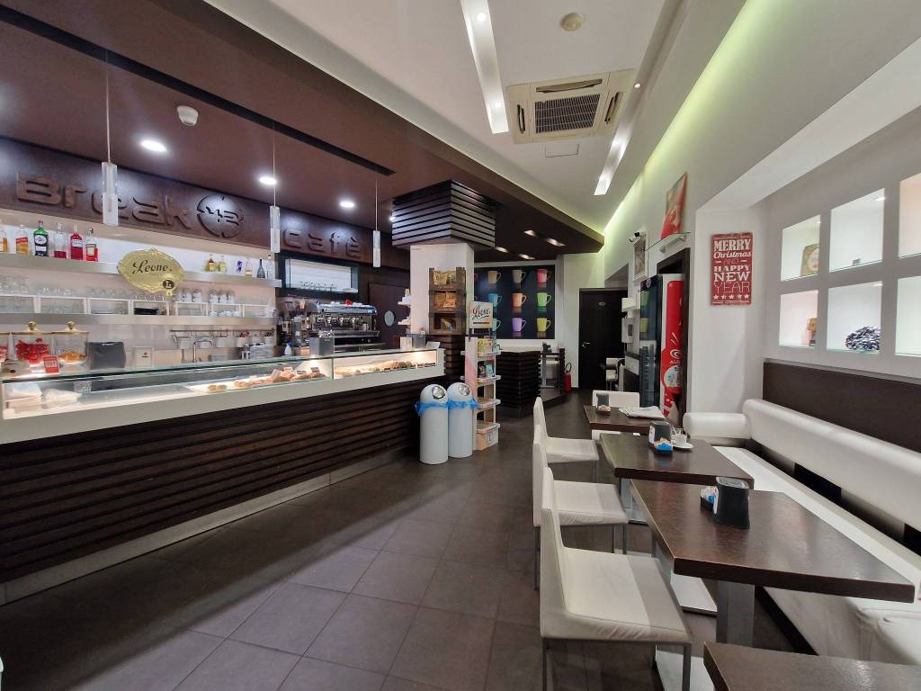 negozio in vendita a Bari in zona Picone