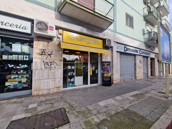 negozio in vendita a Bari in zona Picone