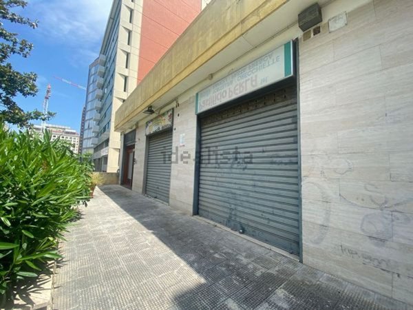 locale commerciale in vendita a Bari in zona Poggiofranco
