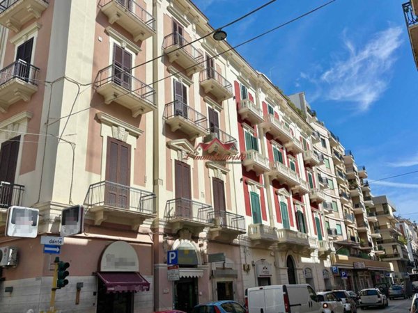 negozio in vendita a Bari in zona Murat