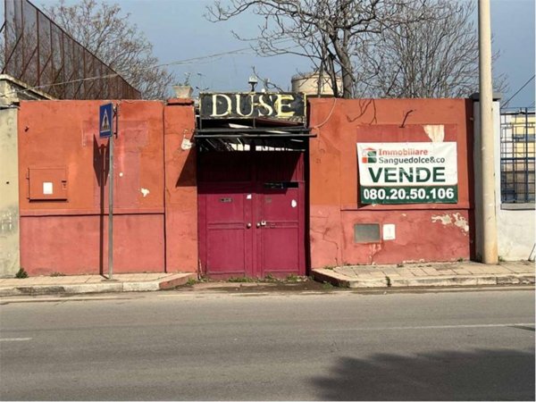 locale commerciale in vendita a Bari in zona Picone