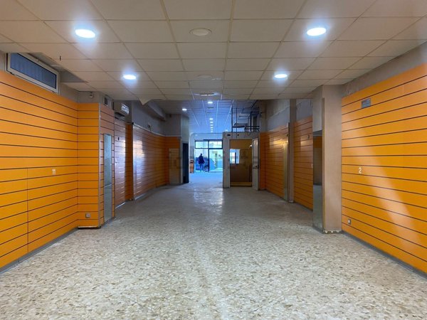 locale commerciale in vendita a Bari in zona Carrassi