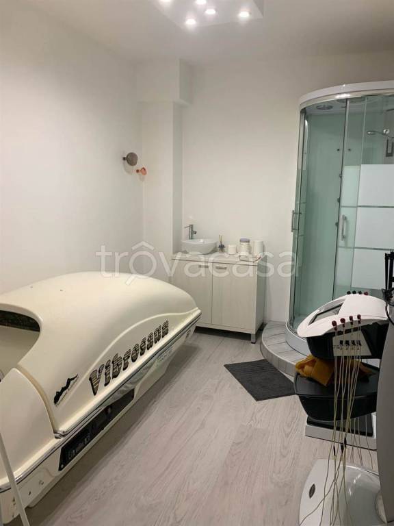 negozio in vendita a Bari in zona Murat