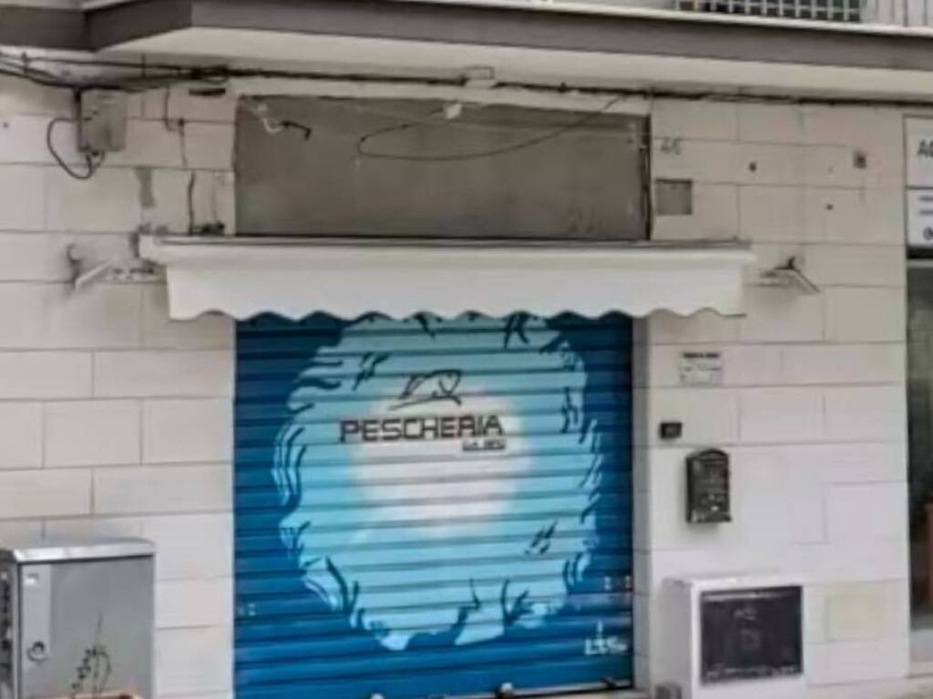 negozio in vendita a Bari in zona Picone