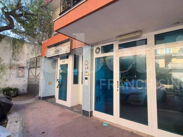negozio in vendita a Bari in zona Poggiofranco