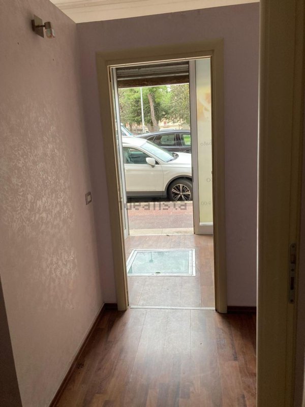 locale commerciale in vendita a Bari in zona Carrassi