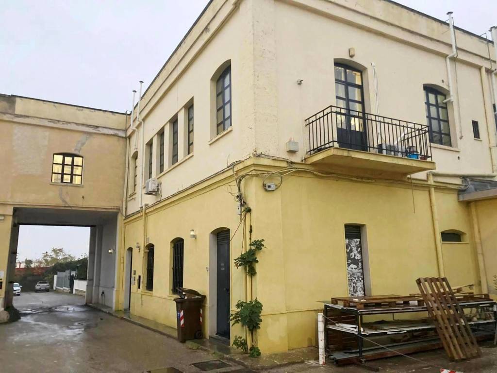 ufficio in vendita a Bari in zona Picone