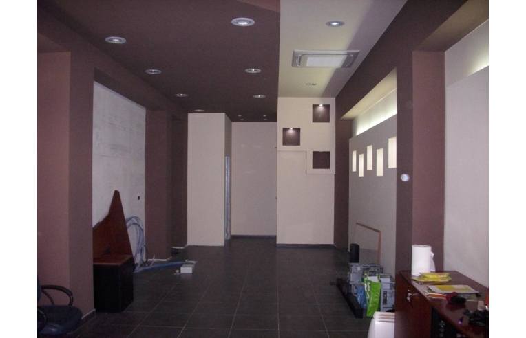 locale commerciale in vendita a Bari in zona Carrassi