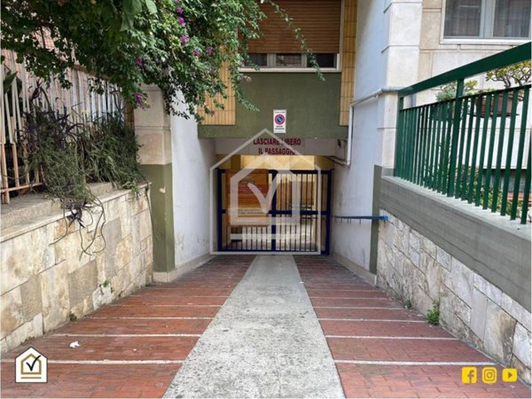 locale commerciale in vendita a Bari in zona Poggiofranco