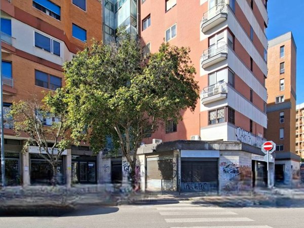 negozio in vendita a Bari in zona Picone