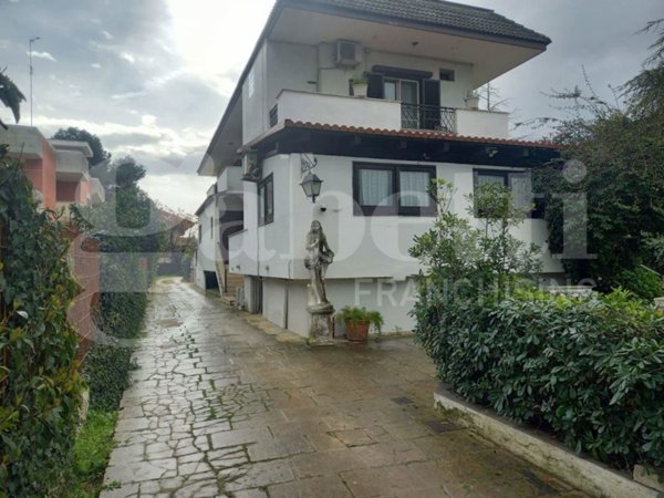 casa indipendente in vendita a Bari in zona Città Vecchia