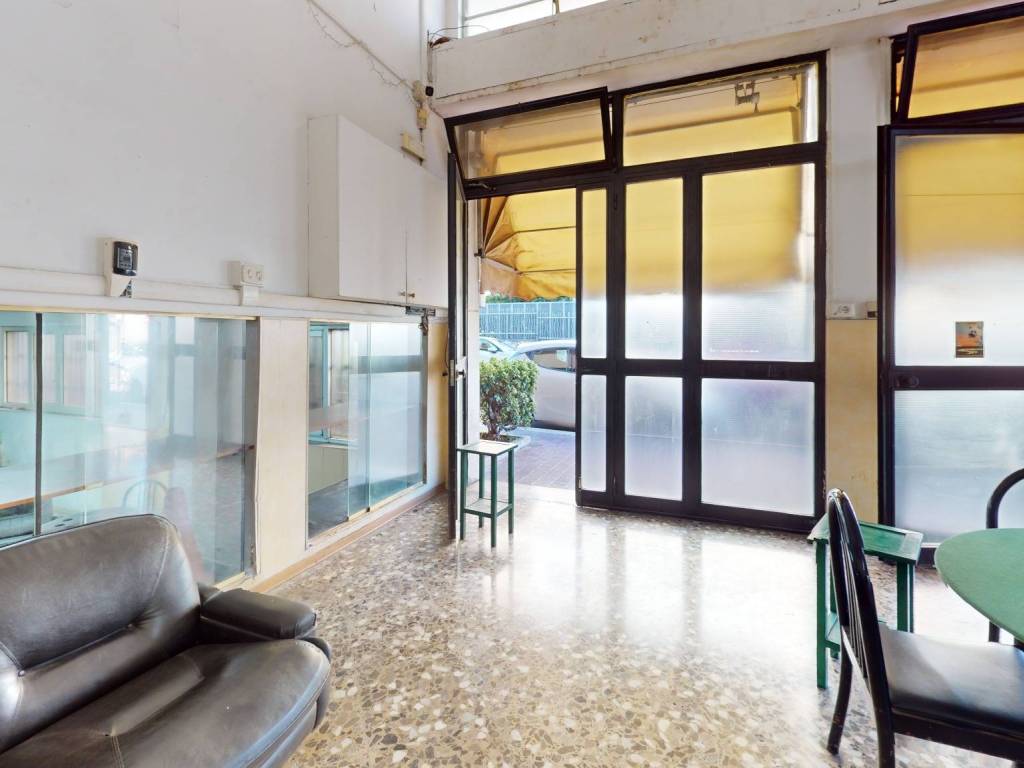 negozio in vendita a Bari in zona Carrassi