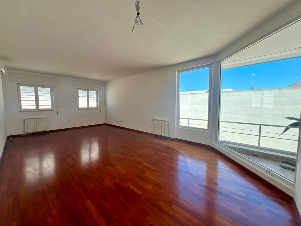 locale commerciale in vendita a Bari in zona Poggiofranco