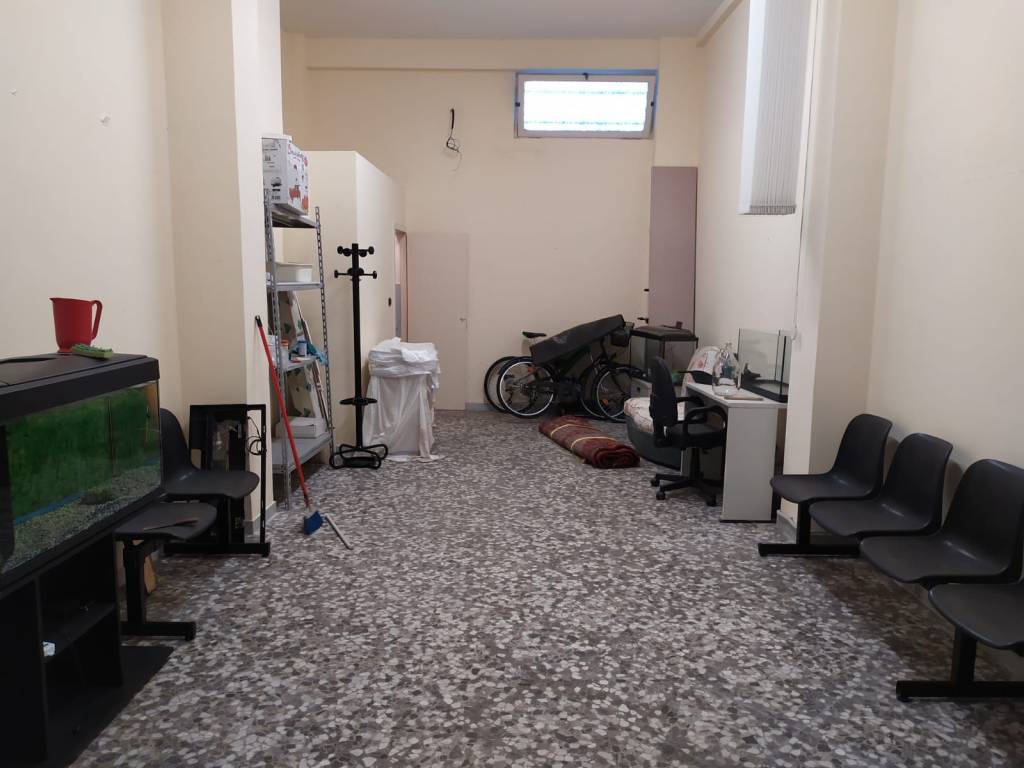 negozio in vendita a Bari in zona Picone