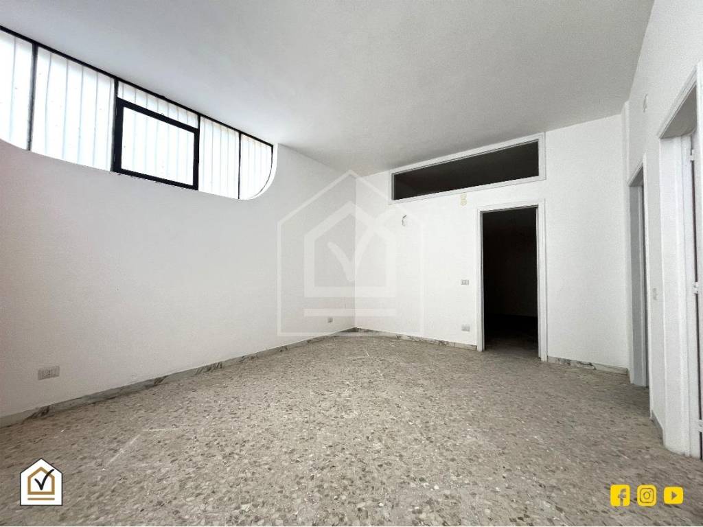 locale commerciale in vendita a Bari in zona Palese/Macchie