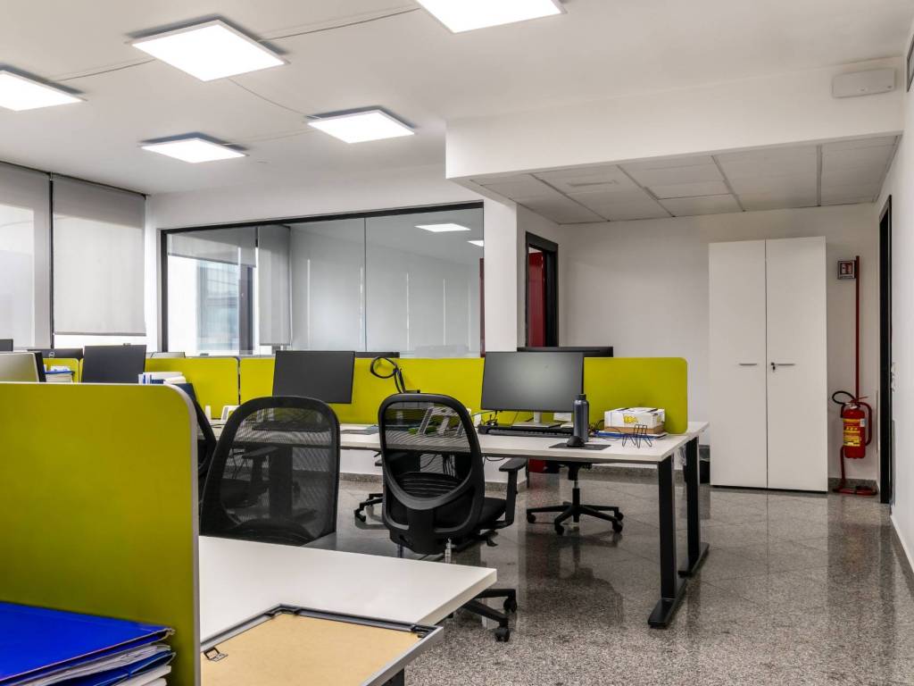 ufficio in vendita a Bari in zona Japigia