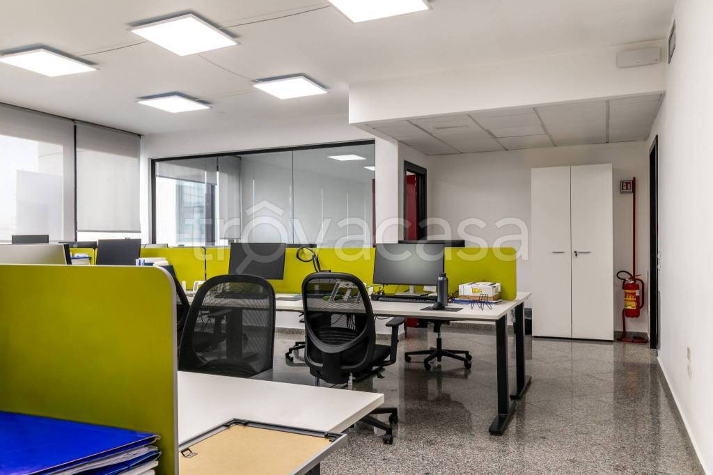 ufficio in vendita a Bari in zona Japigia